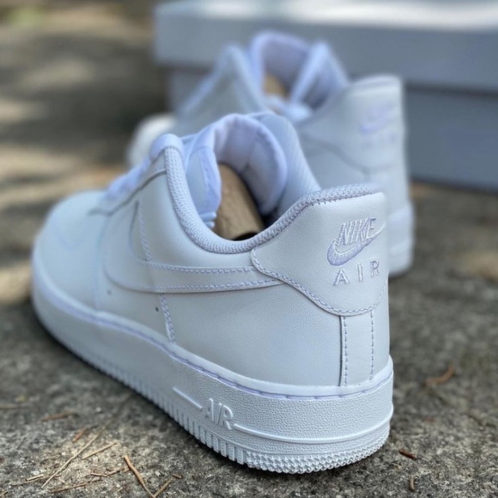 NIKE AIR FORCE 1 Triple White Sneakers Shoes - Picture 6 of 6